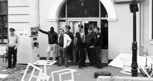 Polizisten schauen zu, wie der faschistische Mob mordet. Bild: Youtube (Video im Artikel)