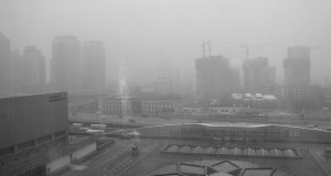 Peking versinkt im Smog. Bild: Flickr / Kevin Dooley CC-BY 2.0