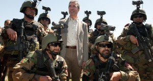 Rasmussen unter Soldaten. Bild: Flickr / ISAFMedia