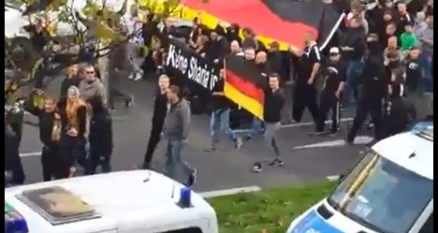 Hooligan-Demo gegen Salafisten in Köln.