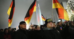 Teilnehmer der PEGIDA-Demo. Bild: Twitter / @NeinQuarterly