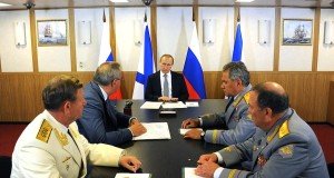 Russlands Präsident Putin erörtert mit den Oberbefehlshabern die neue Militärdoktrin. Bild: Präsidialer Pressedienst Russlands.
