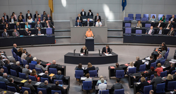 Bundeskanzlerin Angela Merkel bei einer Rede im Deutschen Bundestag (zu Griechenland). Bild: © Bundesregierung/Kugler