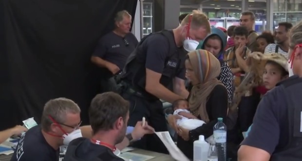 Kriegs- und Wirtschaftsflüchtlinge kommen via Railjet aus Österreich in Bayern an. Bild: Youtube / ARD