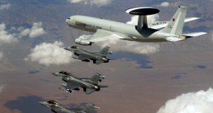 Foto: AWACS-Aufklärer Boeing E-3 der NATO mit F-16-Kampfjets, über dts Nachrichtenagentur