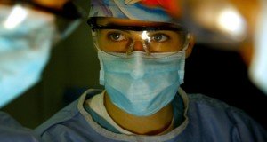 Foto: Arzt bei einer Operation, über dts Nachrichtenagentur