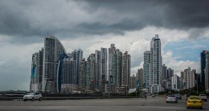 Dunkle Wolken über Panama City
