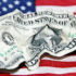 Zerknitterte Dollarnote über US-Flagge. Bild: Flickr / Images Money CC BY 2.0