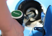 Wirtschaftsweiser fordert deutlich höhere CO2-Steuer auf Benzin